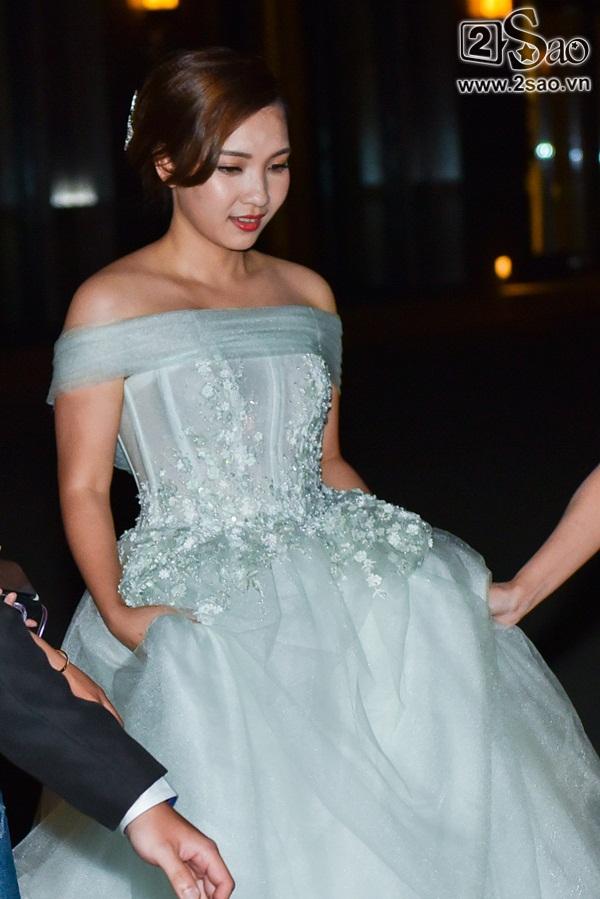 Đang diện váy cực lộng lẫy, bà xã 9X vẫn quẩy hết mình với Tiến Đạt tại tiệc cưới TP HCM-2