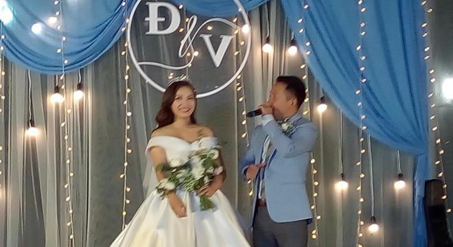 Đang diện váy cực lộng lẫy, bà xã 9X vẫn quẩy hết mình với Tiến Đạt tại tiệc cưới TP HCM-5