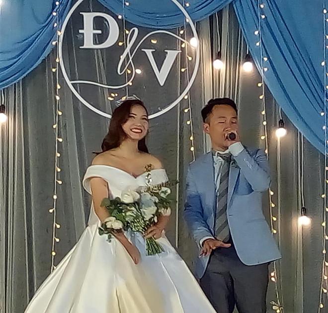 Đang diện váy cực lộng lẫy, bà xã 9X vẫn quẩy hết mình với Tiến Đạt tại tiệc cưới TP HCM-6