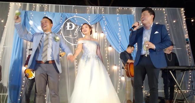 Đang diện váy cực lộng lẫy, bà xã 9X vẫn quẩy hết mình với Tiến Đạt tại tiệc cưới TP HCM-7