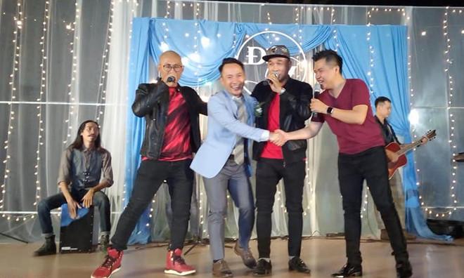 Đang diện váy cực lộng lẫy, bà xã 9X vẫn quẩy hết mình với Tiến Đạt tại tiệc cưới TP HCM-9