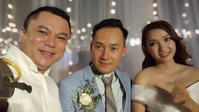 Đang diện váy cực lộng lẫy, bà xã 9X vẫn quẩy hết mình với Tiến Đạt tại tiệc cưới TP HCM-10