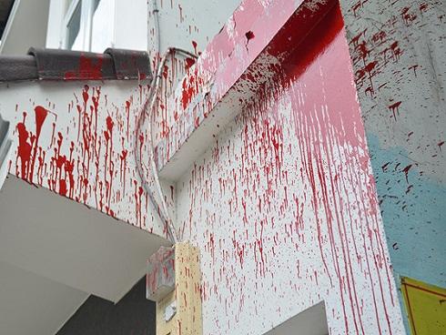 2 thanh niên tạt sơn khủng bố con nợ ở Vũng Tàu-2