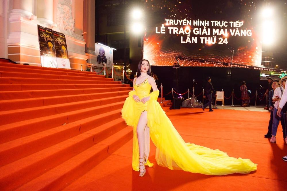 Thư Dung bị phát tán ảnh vòng 2 to như mang bầu, khác xa thân hình thon gọn khi càn quét thảm đỏ Mai Vàng-1