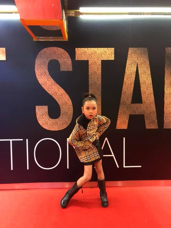 Catwalk thần sầu, phiên bản nhí của Võ Hoàng Yến lọt mắt xanh nữ hoàng tạo dáng Coco Rocha-7