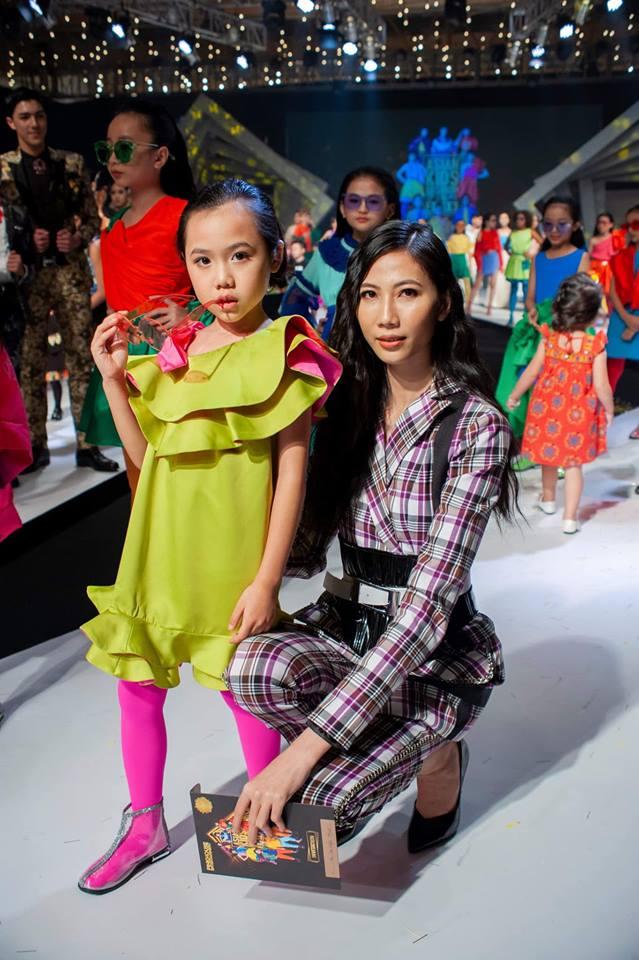 Catwalk thần sầu, phiên bản nhí của Võ Hoàng Yến lọt mắt xanh nữ hoàng tạo dáng Coco Rocha-11