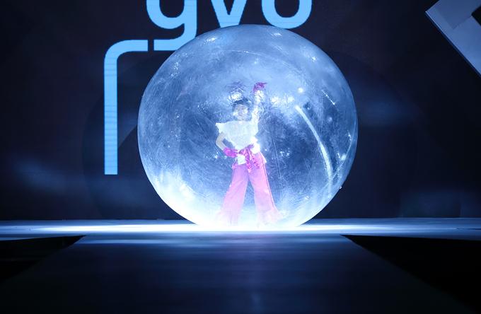 Catwalk thần sầu, phiên bản nhí của Võ Hoàng Yến lọt mắt xanh nữ hoàng tạo dáng Coco Rocha-2