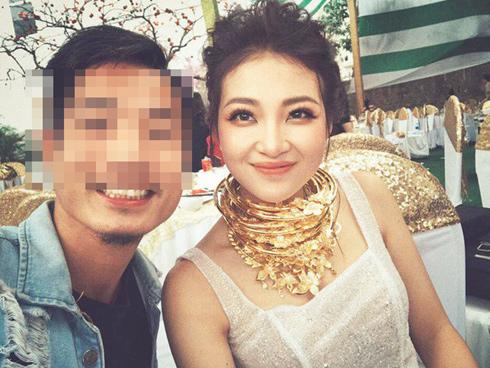 Hé lộ thân thế của cô dâu gây bão mạng với khoảnh khắc vàng đeo trĩu cổ