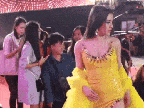 Sau ồn ào làm lố trên thảm đỏ Mai Vàng, Thư Dung nhắc mình: Cười thật tươi và sống nhân hậu-9