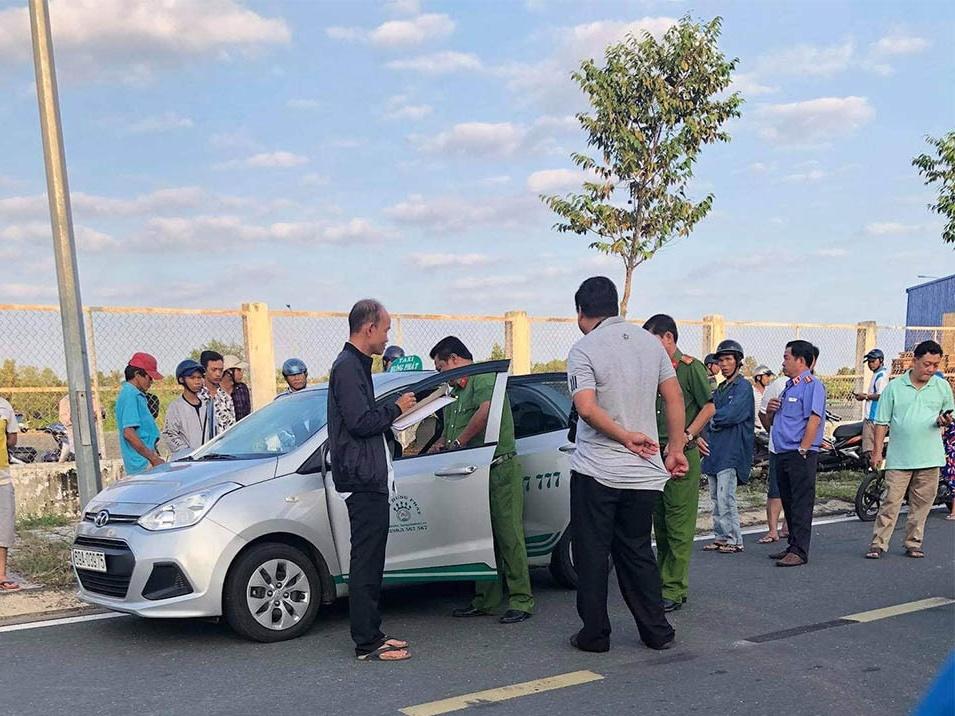 Vụ tài xế taxi nghi bị cướp cứa cổ ở Hà Nội: Nhân chứng kể lại giây phút kinh hoàng-3