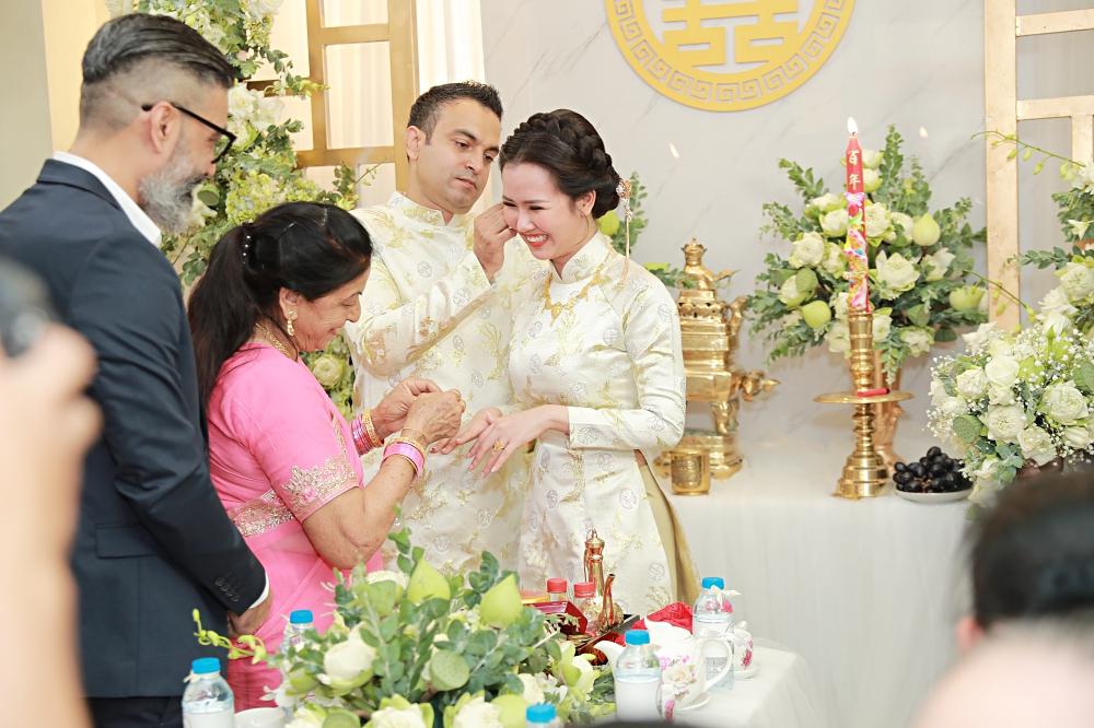 Cất hết vàng ròng ở nhà, Võ Hạ Trâm giản dị sánh đôi ông xã ngoại quốc trong tiệc cưới tại TP HCM-2