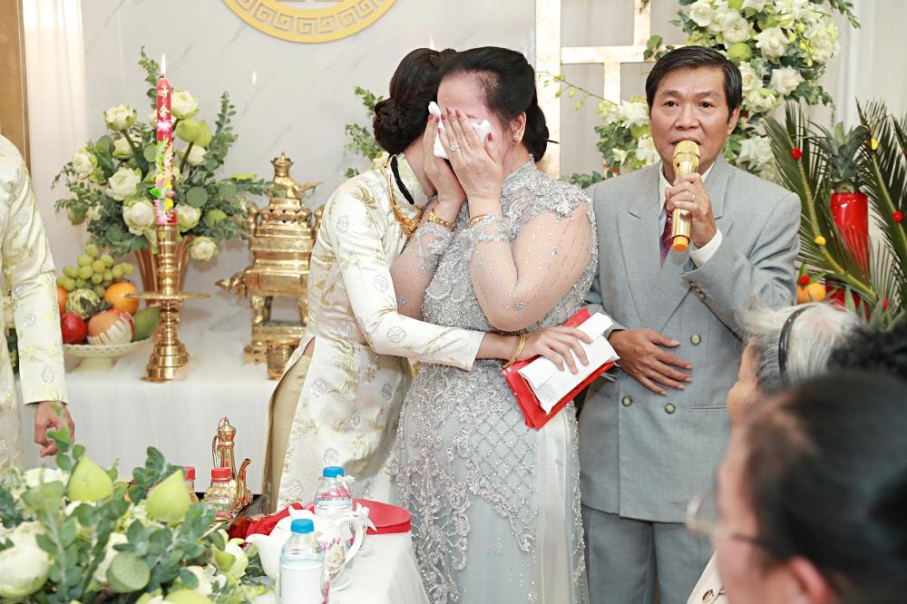 Cất hết vàng ròng ở nhà, Võ Hạ Trâm giản dị sánh đôi ông xã ngoại quốc trong tiệc cưới tại TP HCM-1