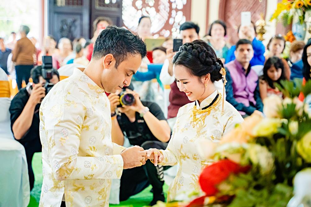 Cất hết vàng ròng ở nhà, Võ Hạ Trâm giản dị sánh đôi ông xã ngoại quốc trong tiệc cưới tại TP HCM-4