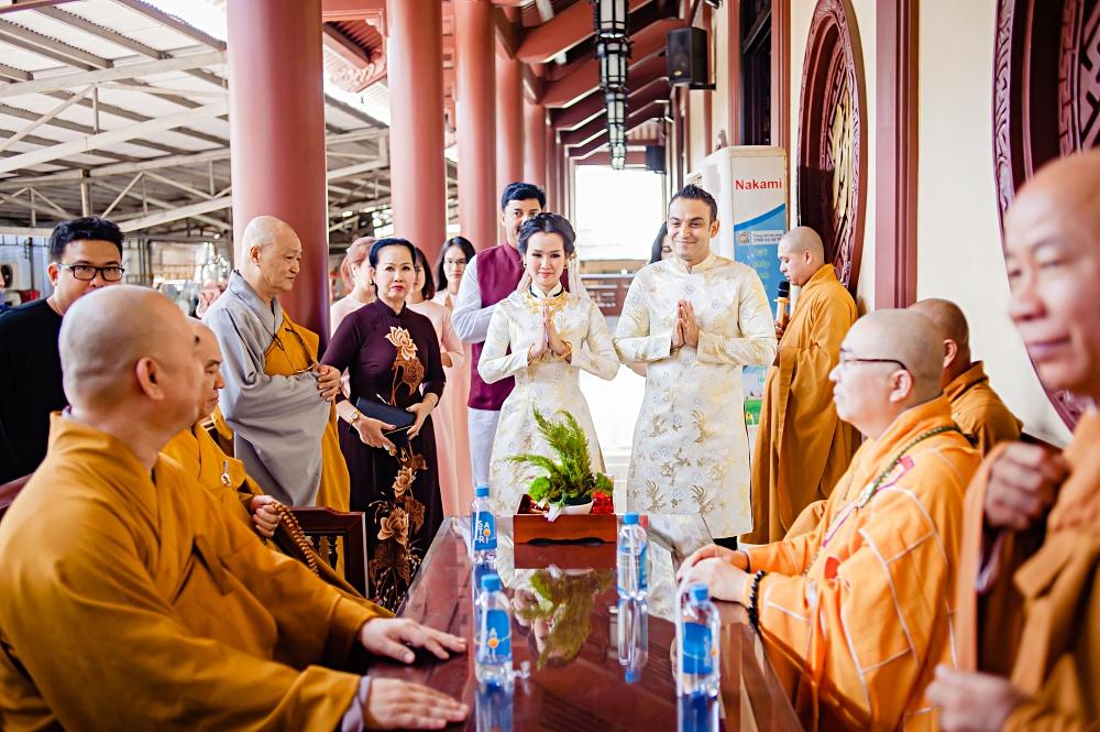 Cất hết vàng ròng ở nhà, Võ Hạ Trâm giản dị sánh đôi ông xã ngoại quốc trong tiệc cưới tại TP HCM-5