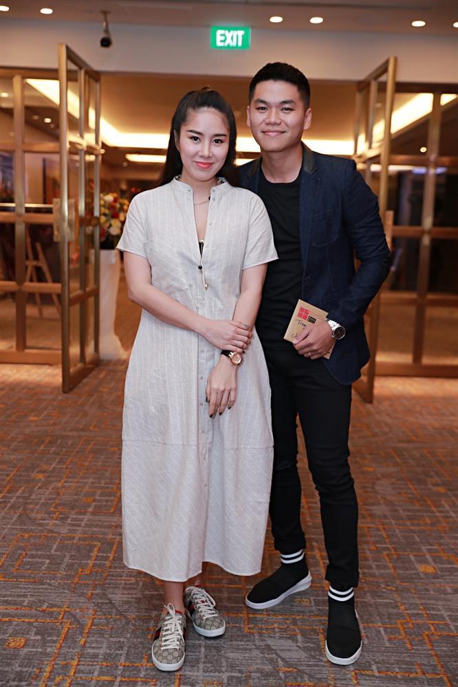 Cất hết vàng ròng ở nhà, Võ Hạ Trâm giản dị sánh đôi ông xã ngoại quốc trong tiệc cưới tại TP HCM-10