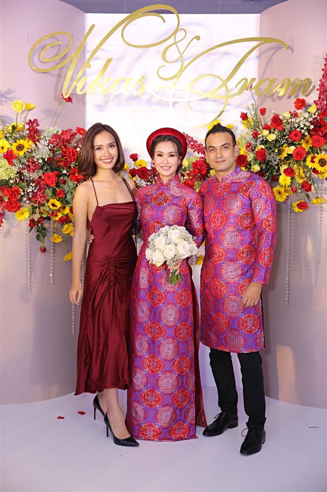 Cất hết vàng ròng ở nhà, Võ Hạ Trâm giản dị sánh đôi ông xã ngoại quốc trong tiệc cưới tại TP HCM-11