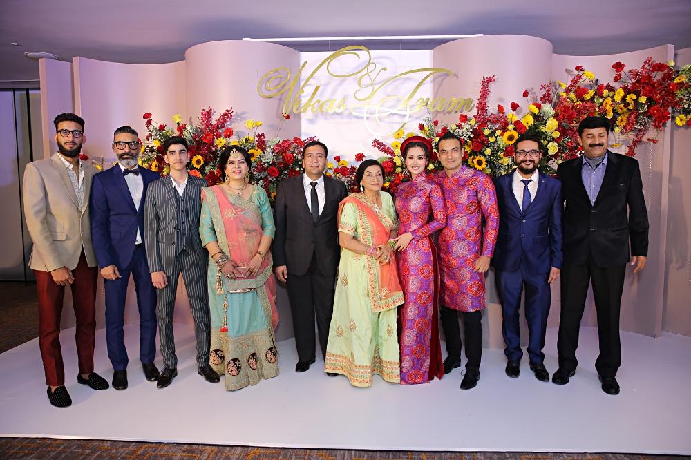 Cất hết vàng ròng ở nhà, Võ Hạ Trâm giản dị sánh đôi ông xã ngoại quốc trong tiệc cưới tại TP HCM-9