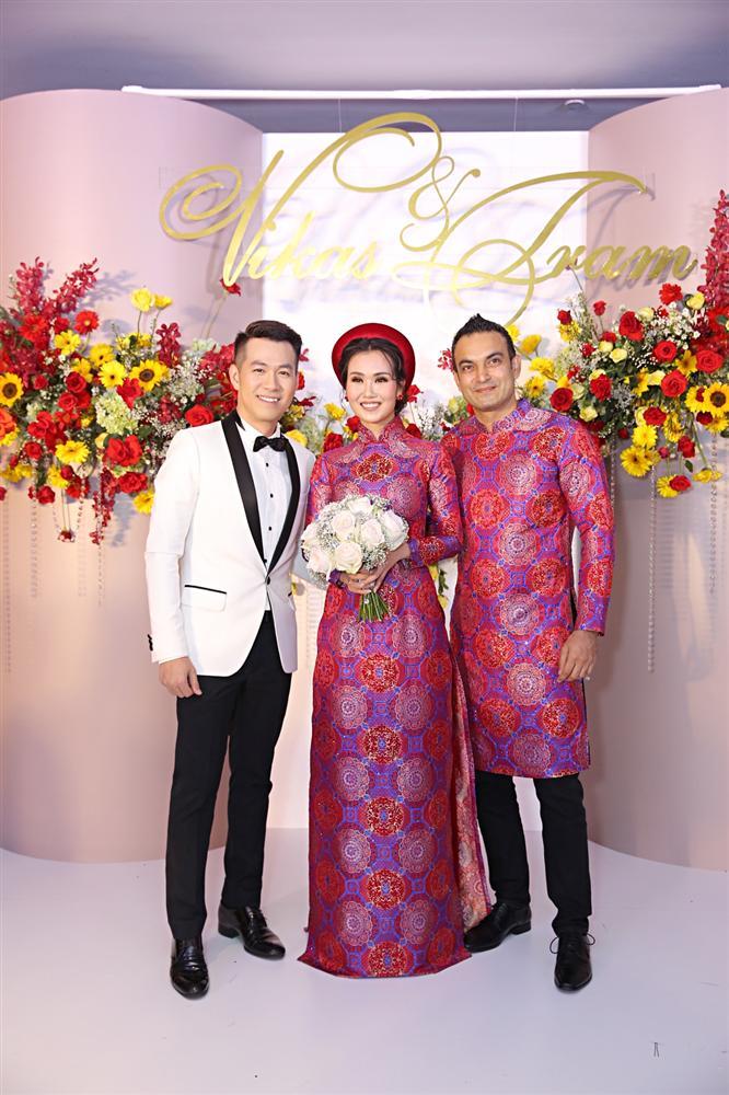 Cất hết vàng ròng ở nhà, Võ Hạ Trâm giản dị sánh đôi ông xã ngoại quốc trong tiệc cưới tại TP HCM-14