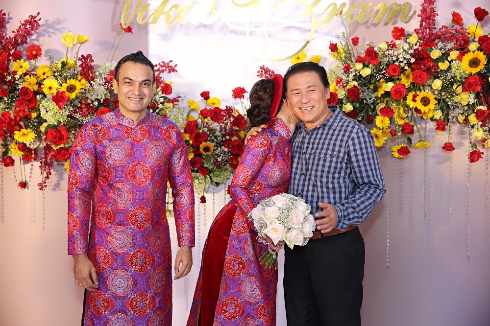 Cất hết vàng ròng ở nhà, Võ Hạ Trâm giản dị sánh đôi ông xã ngoại quốc trong tiệc cưới tại TP HCM-15