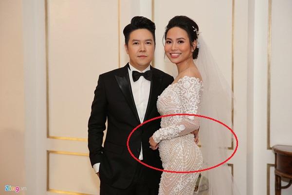 Bà xã Lê Hiếu vướng nghi án bầu bí khi để lộ vòng 2 nhô cao trong tiệc cưới hạng sang-3