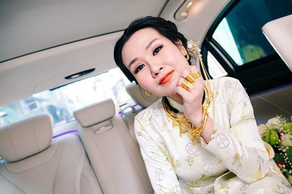 Cất hết vàng ròng ở nhà, Võ Hạ Trâm giản dị sánh đôi ông xã ngoại quốc trong tiệc cưới tại TP HCM-3