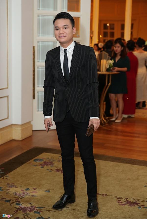 Bà xã Lê Hiếu vướng nghi án bầu bí khi để lộ vòng 2 nhô cao trong tiệc cưới hạng sang-12