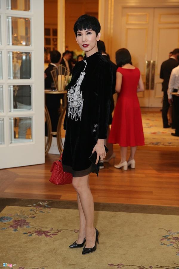 Bà xã Lê Hiếu vướng nghi án bầu bí khi để lộ vòng 2 nhô cao trong tiệc cưới hạng sang-13