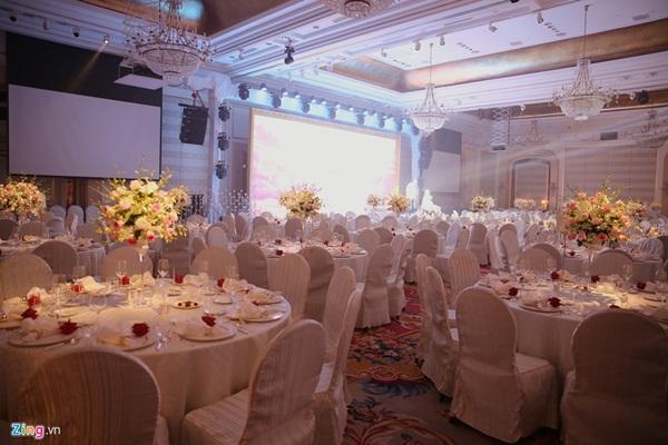 Bà xã Lê Hiếu vướng nghi án bầu bí khi để lộ vòng 2 nhô cao trong tiệc cưới hạng sang-19