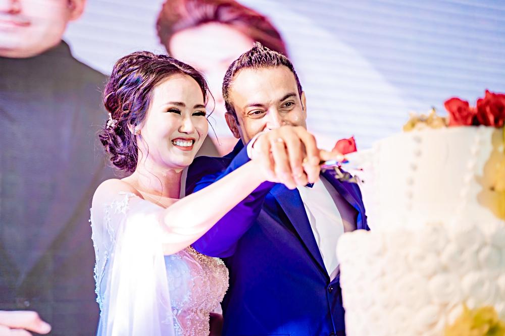 Cất hết vàng ròng ở nhà, Võ Hạ Trâm giản dị sánh đôi ông xã ngoại quốc trong tiệc cưới tại TP HCM-17