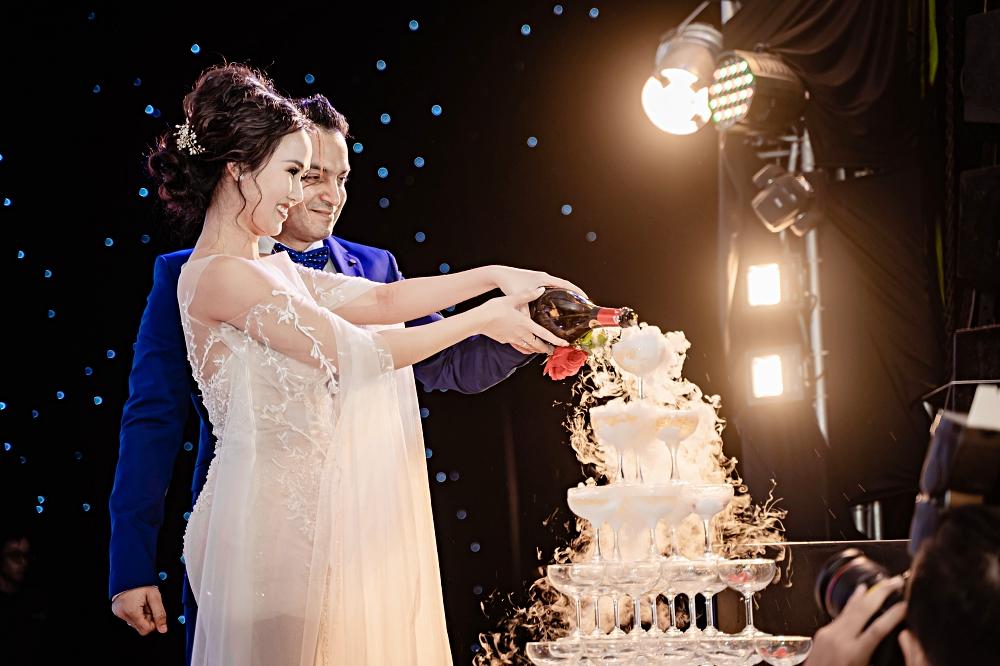 Cất hết vàng ròng ở nhà, Võ Hạ Trâm giản dị sánh đôi ông xã ngoại quốc trong tiệc cưới tại TP HCM-18