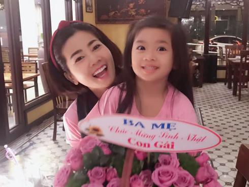 Diễn viên Mai Phương được đồng nghiệp dìu xuống sân khấu sau khi trình diễn-4