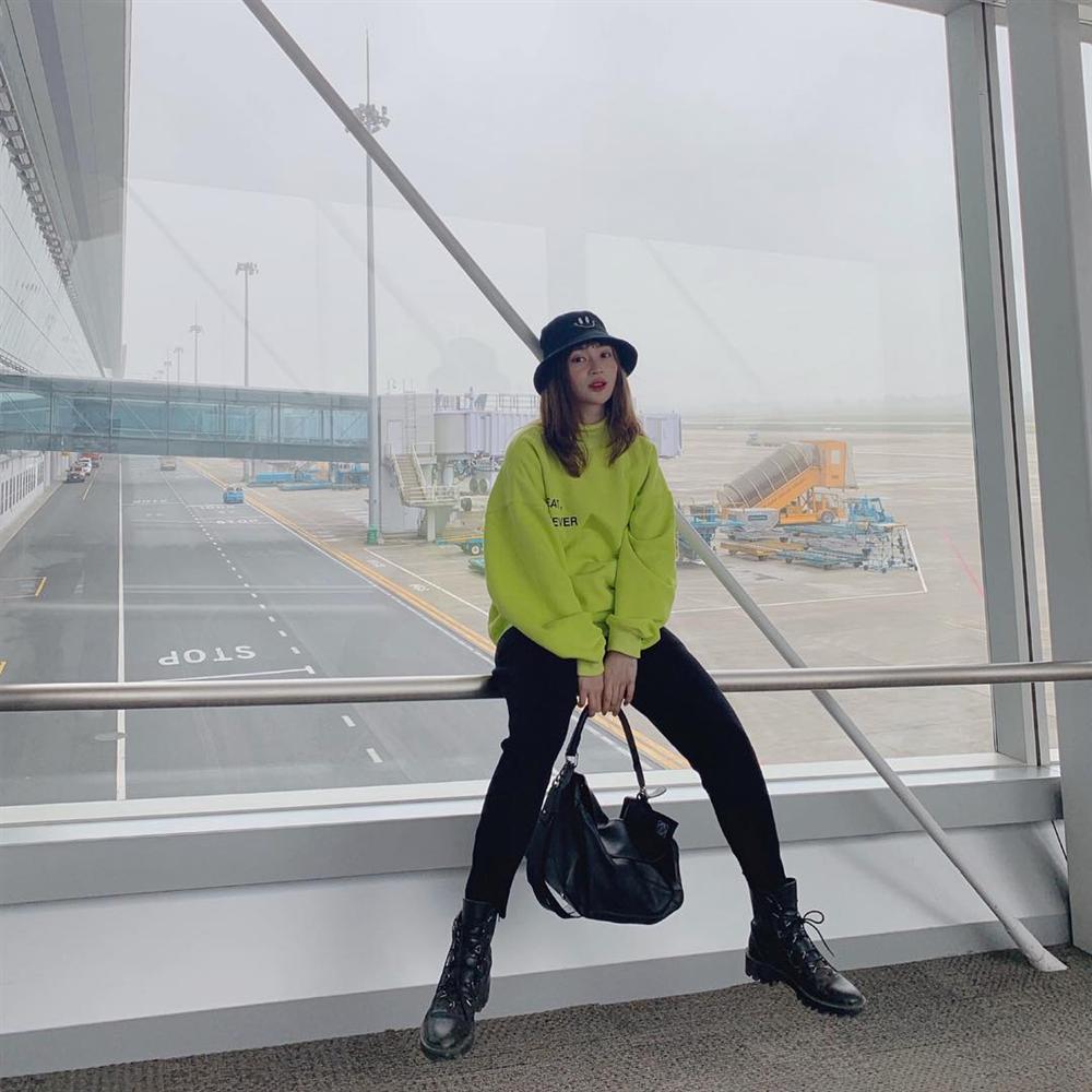 Thúy Vi khoe ngực ngồn ngộn - Kaity Nguyễn phô trọn vòng hông quả táo sexy chẳng kém Angela Phương Trinh-2