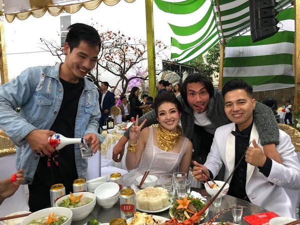 Ngắm trọn bộ ảnh cưới của cô dâu đeo vàng trĩu cổ được 2 siêu xe Rolls-Royce Phantom rước trong đám cưới khủng ở Nam Định-1