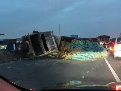 Xe đầu kéo leo dải phân cách, bốc cháy dữ dội