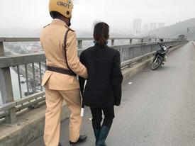 Buồn chuyện gia đình, 1 phụ nữ định nhảy cầu Bãi Cháy tự tử Buồn chuyện gia đình, 1 phụ nữ định nhảy cầu Bãi Cháy tự tử