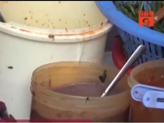 Nhìn nước rửa bát này ai còn dám ăn ở quán ăn đường phố?