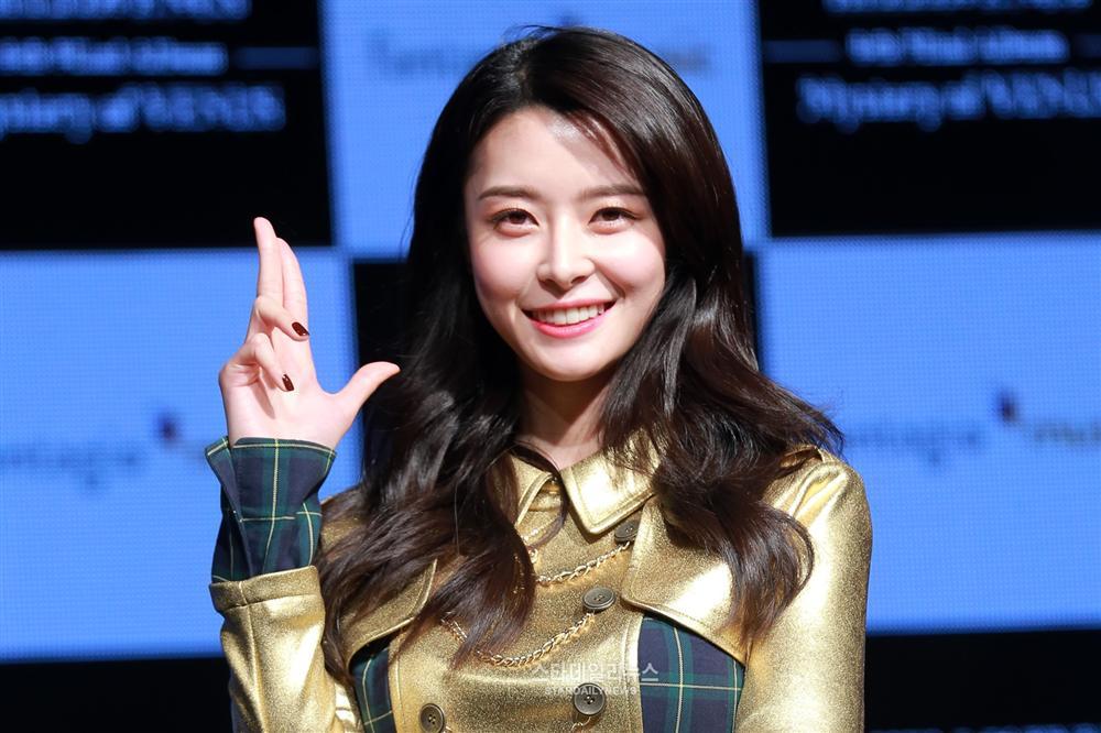 Em gái mưa Kim So Hyun được đàn anh che chắn vì lỡ hở vai trần trên thảm đỏ-9