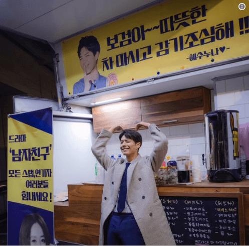 Em gái mưa Kim So Hyun được đàn anh che chắn vì lỡ hở vai trần trên thảm đỏ-4