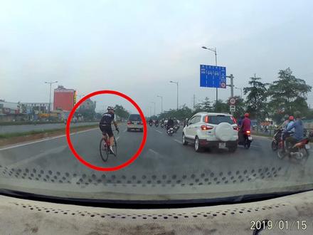 Người đi xe đạp tạt đầu nguy hiểm khiến ôtô phanh gấp