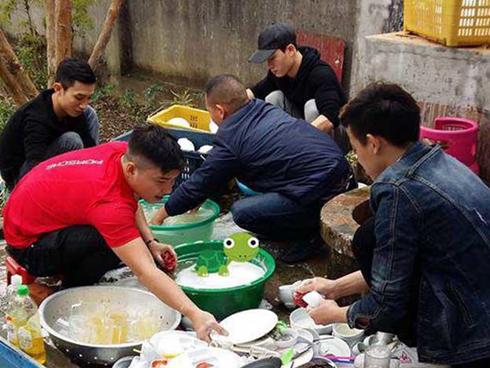 Trước hôn lễ hai ngày, anh hàng xóm mang bó hồng đến cầu hôn tôi ngay trước mặt chồng sắp cưới-3