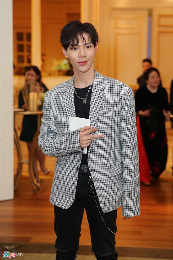 HẾT HỒN với chiếc cằm bóng nhọn như sắp lìa khỏi mặt, fan gọi Erik là búp bê bị hư-4