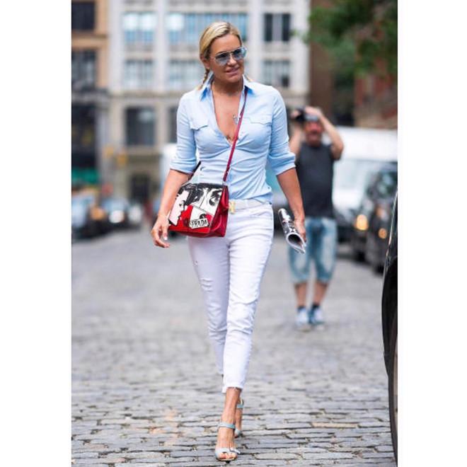 Mẹ của Gigi Hadid sở hữu thân hình gợi cảm ở độ tuổi U60-6