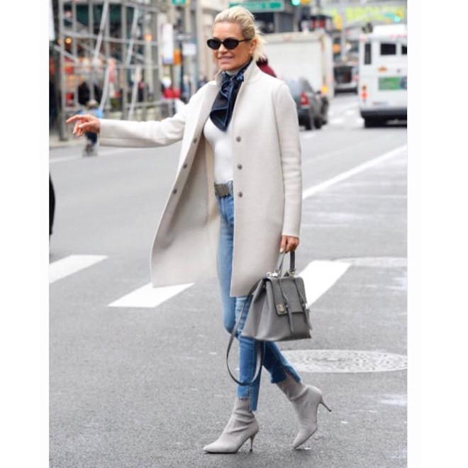 Mẹ của Gigi Hadid sở hữu thân hình gợi cảm ở độ tuổi U60-7