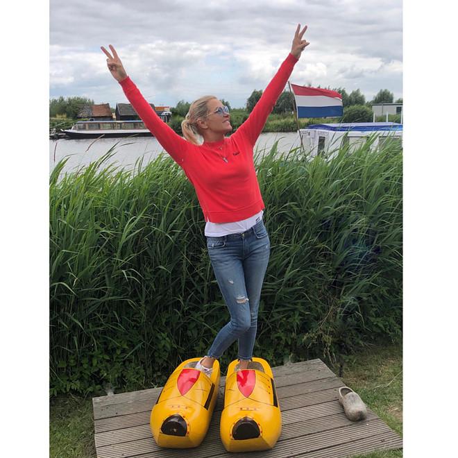 Mẹ của Gigi Hadid sở hữu thân hình gợi cảm ở độ tuổi U60-8