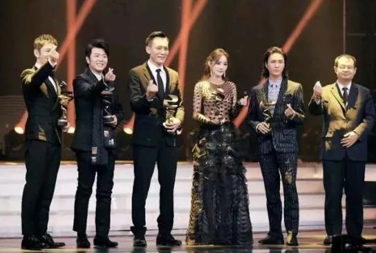 Bị dân mạng soi bàn chân kì dị, Huỳnh Hiểu Minh tung thêm ảnh chứng minh chân của anh thực sự bất thường-1