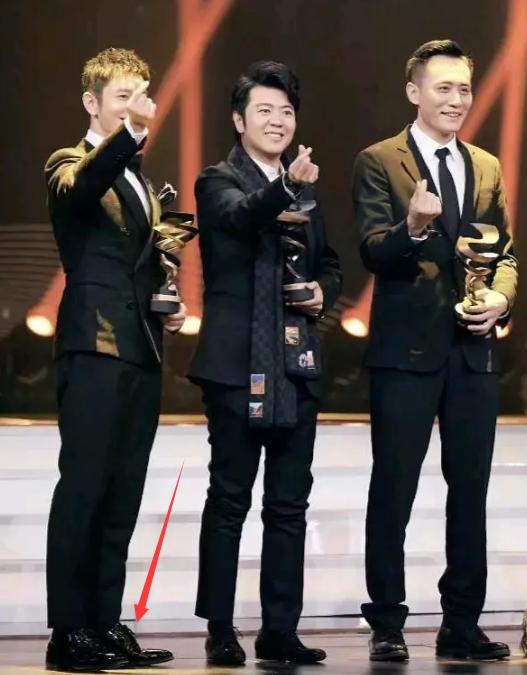 Bị dân mạng soi bàn chân kì dị, Huỳnh Hiểu Minh tung thêm ảnh chứng minh chân của anh thực sự bất thường-2