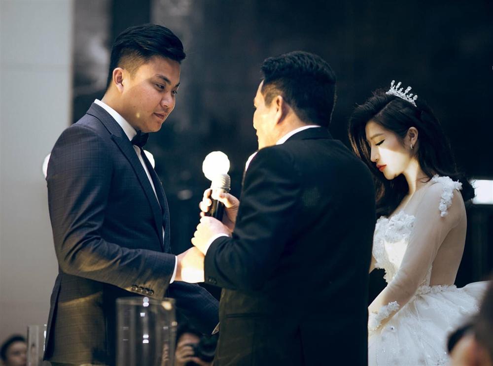 Hình ảnh chưa lên sóng trong đám cưới Vân Navy ở Hà Nội: Chị gái lặng khóc nhìn em hạnh phúc về nhà chồng-11