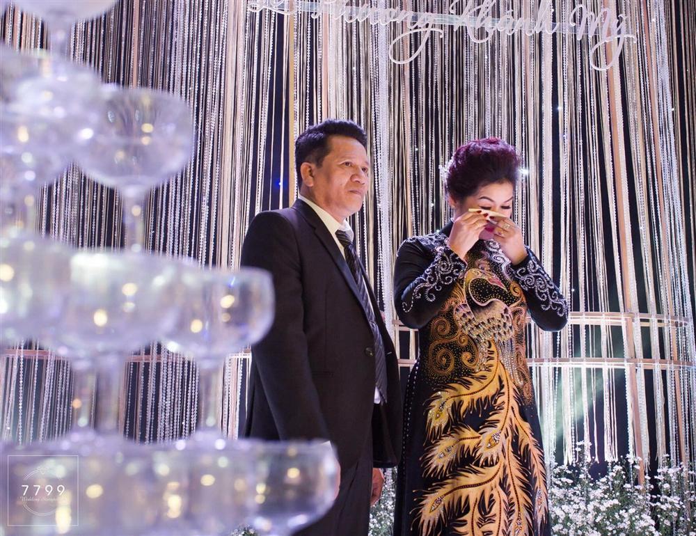 Hình ảnh chưa lên sóng trong đám cưới Vân Navy ở Hà Nội: Chị gái lặng khóc nhìn em hạnh phúc về nhà chồng-4