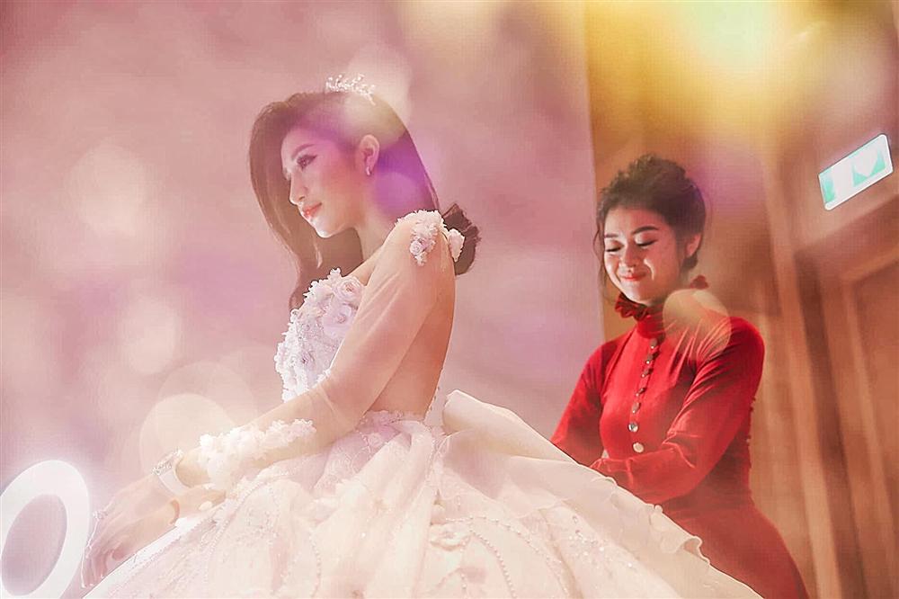 Hình ảnh chưa lên sóng trong đám cưới Vân Navy ở Hà Nội: Chị gái lặng khóc nhìn em hạnh phúc về nhà chồng-9