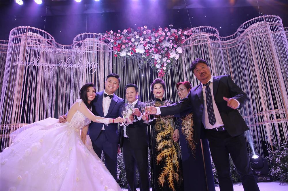 Hình ảnh chưa lên sóng trong đám cưới Vân Navy ở Hà Nội: Chị gái lặng khóc nhìn em hạnh phúc về nhà chồng-14